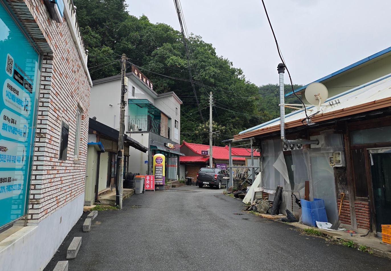 A quiet residential alley near a trailhead